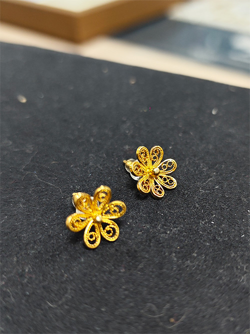 0.8cm（0.3in）handmade gold cloisonne flower stud earrings Chinese intangible heritage finished jewelry beginner friendly cloisonne DIY kits how to make cloisonne jewelry